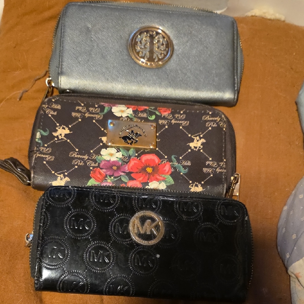 Free Wallets When You Bundle 3 Or More Items